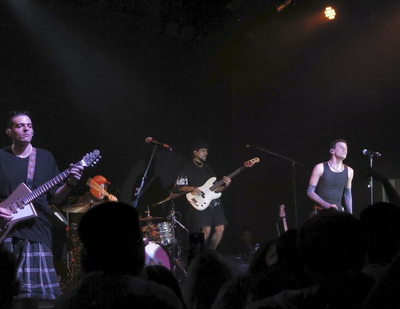 El vocalista de la banda argentina Usted Señalemelo, Juan Saieg, derecha, el guitarrista Gabriel Cocó Orozco, izquierda y el baterista Lucca Beguerie Petrich durante su presentación en el Lunario de la Ciudad de México el miércoles 11 de octubre de 2023. (Foto AP/Berenice Bautista)