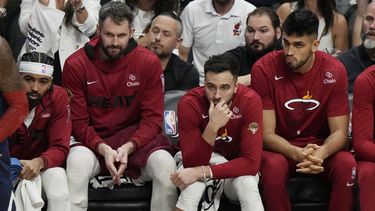 Los jugadores del Heat de Miami, sentados en el banquillo, ven la segunda mitad del cuarto duelo de las Finales ante los Nuggets de Denver, el viernes 9 de junio de 2023 (AP Foto/Lynne Sladky)
