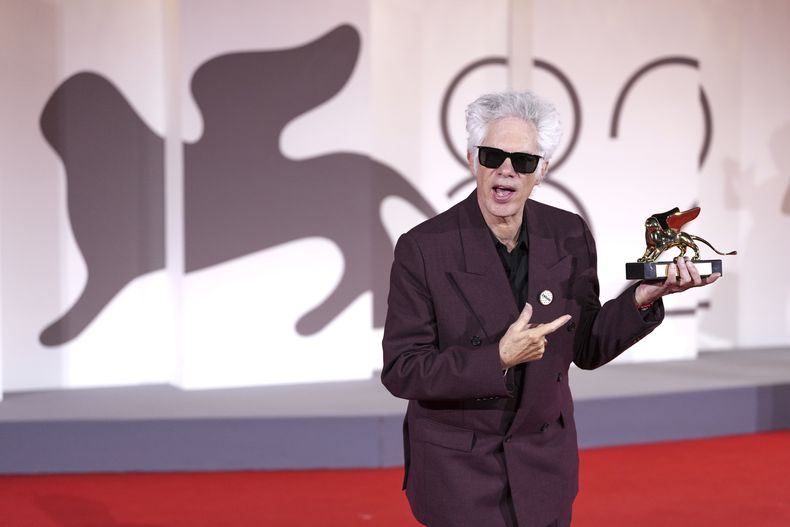 El director Jim Jarmusch, ganador del León de Oro a la mejor película por Father Mother Sister Brother, posa en la sesión fotográfica de premiación durante la 82ª edición del Festival de Cine de Venecia en Venecia, Italia, el sábado 6 de septiembre de 2025. (Foto Scott A Garfitt/Invision/AP)