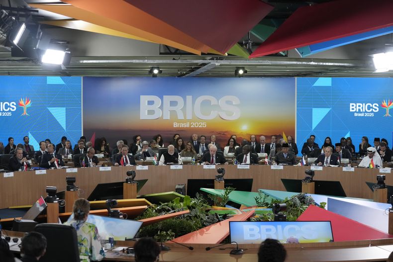 Mandatarios del bloque BRICS de naciones en desarrollo participan en la 17ma cumbre anual del grupo, en Río de Janeiro, el domingo 6 de julio de 2025. (AP Foto/Eraldo Peres)