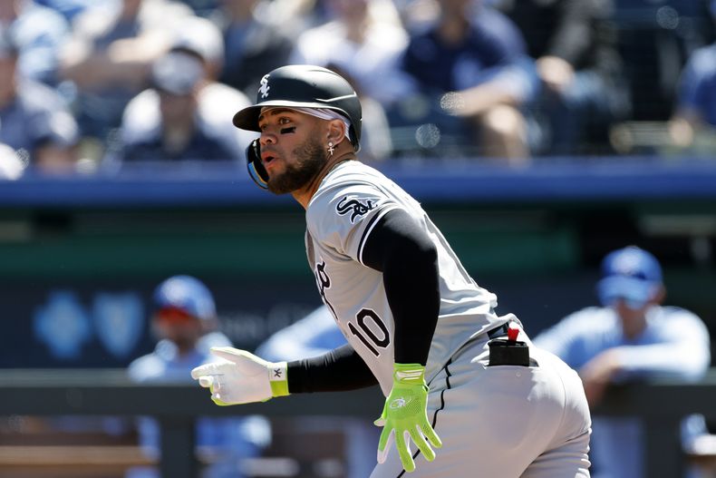 ARCHIVO - Yoán Moncada, de los Medias Blancas de Chicago, observa su batazo al jardín izquierdo para un triple durante la primera entrada de un juego contra los Reales de Kansas City en Kansas City, Missouri, el 7 de abril de 2024. (AP Foto/Colin E. Braley, Archivo)
