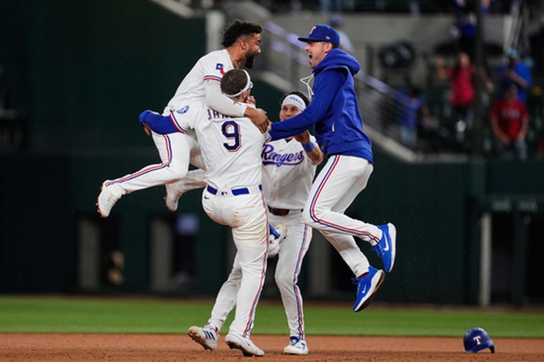 El dominicano Ezequiel Durán (izquierda), Danny Jansen, San Haggerty y MacKenzie Gore festejan el triunfo sobre los Diamondbacks de Arizona, el miércoles 13 de mayo de 2026 (AP Foto/Tony Gutiérrez)