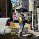 Agentes del FBI se reúnen frente a una casa en un vecindario de Dearborn, Michigan, el viernes 31 de octubre de 2025. (Foto AP/Mike Householder) Agentes del FBI se reúnen frente a una casa en un vecindario de Dearborn, Michigan, el viernes 31 de octubre de 2025. (Foto AP/Mike Householder)