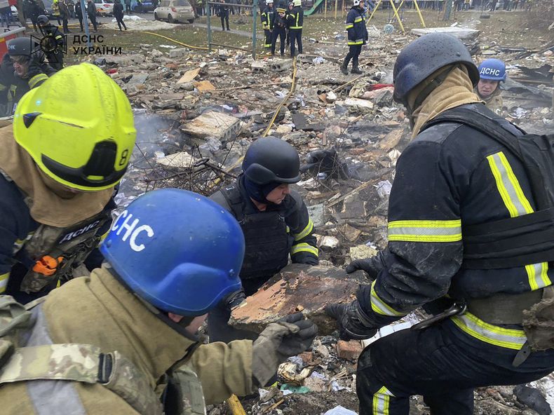 En esta imagen, distribuida por el Servicio de Emergencias de Ucrania, bomberos retiran escombros y buscan víctimas en un edificio de apartamentos alcanzado por un proyectil ruso, en Poltava, Ucrania, el 1 de febrero de 2025. (Servicio de Emergencias de Ucrania vía AP)