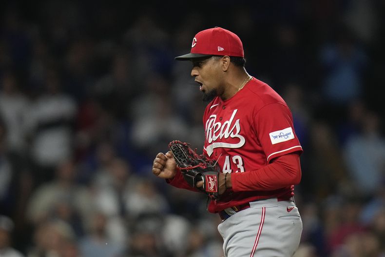 El puertorriqueño Alexis Díaz, relevista de los Rojos de Cincinnati, luego de poner fin al juego ante los Cachorros de Chicago, el sábado 27 de 2023 (AP Foto/Erin Hooley)