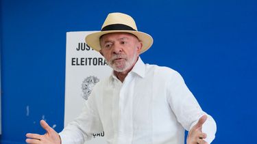 El presidente brasileño Luiz Inácio Lula llega a su centro de votación en Sao Bernardo do Campo, Brasil, el 4 de octubre del 2026. (AP foto/Andre Penner)