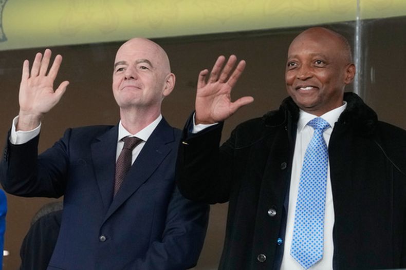 ARCHIVO — El presidente de la CAF, Patrice Motsepe, y el presidente de la FIFA, Gianni Infantino, saludan desde la tribuna durante el partido de octavos de final de la Copa Africana de Naciones entre Sudáfrica y Camerún en Rabat, Marruecos, el domingo 4 de enero de 2026. (Foto AP/Themba Hadebe, Archivo)