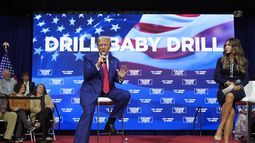 El entonces candidato presidencial republicano Donald Trump en un evento en la Greater Philadelphia Expo Center & Fairgrounds en Oaks, Pensilvania, el 14 de octubre del 2024, mientras lo escucha la gobernadora de Dakota del Sur, Kristi Noem. (AP foto/Alex Brandon)