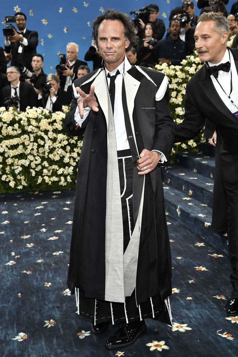 Walton Goggins asiste a la gala benéfica del Instituto del Vestido del Museo Metropolitano de Arte que celebra la inauguración de la exposición Superfine: Tailoring Black Style el lunes 5 de mayo de 2025, en Nueva York. (Foto Evan Agostini/Invision/AP)