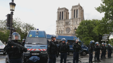 panico en la catedral de notre dame en paris cuando un hombre  ataco con un martillo a un policia
