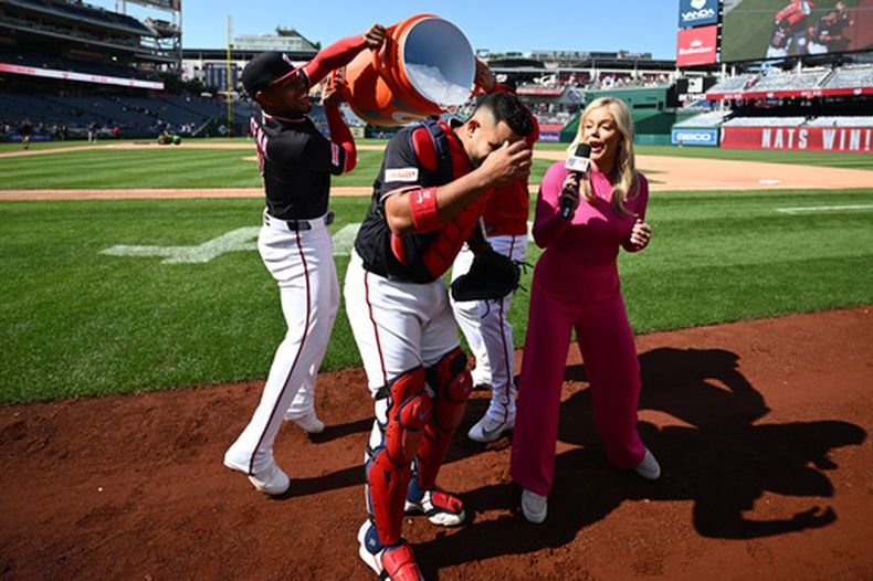 José Tena, baña a su compañero de los Nacionales de Washington Keibert Ruiz al ganar el juego ante los Mellizos de Minnesota el jueves 7 de mayo del 2026. (AP Foto/Nick Wass)