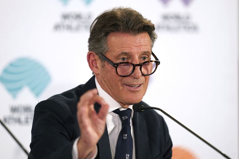 El presidente de World Athletics Sebastian Coe hace un gesto durante la conferencia de prensa antes de que inicien los Campeonatos del Mundo en Budapest, Hungría el jueves 17 de agosto del 2023. (Martin Rickett/PA via AP)
