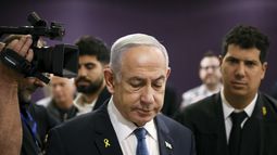 ARCHIVO – El primer ministro de Israel, Benjamin Netanyahu, asiste a su juicio en el que enfrenta acusaciones de corrupción en el tribunal de distrito de Tel Aviv, Israel, el 16 de diciembre de 2024. (Stoyan Nenov/Pool Foto vía AP, Archivo)