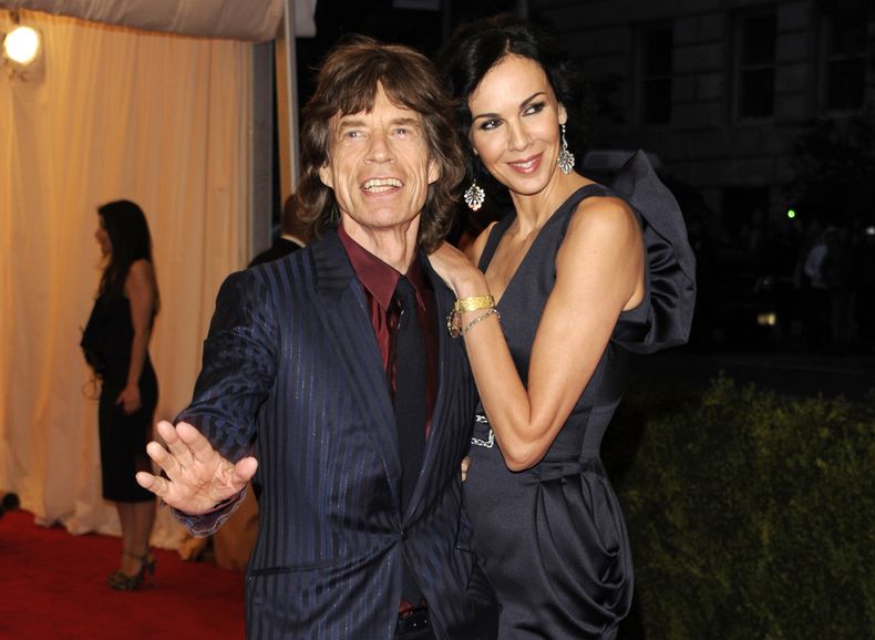 La dise&ntilde;adora L&rsquo;Wren Scott y su novio Mick Jagger, izquierda, en la gala a ben&eacute;fica del Instituto del Vestido del Museo Metropolitano de Arte en honor a Elsa Schiaparelli y Miuccia Prada en una fotograf&iacute;a del 7 de mayo de 2012 e