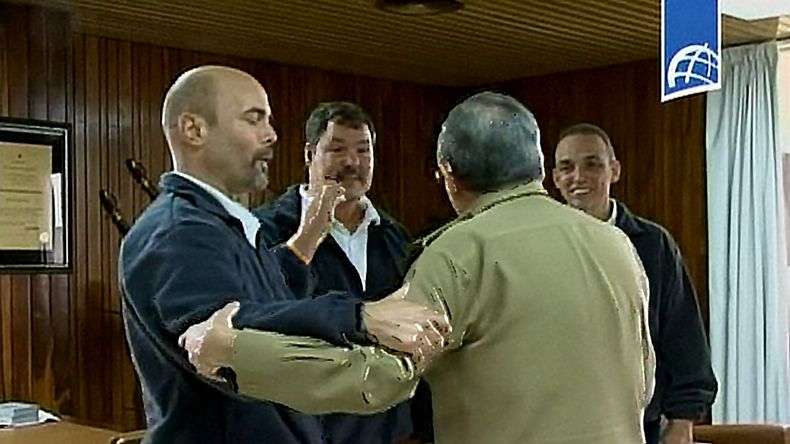 Castro recibe a los tres espías cubanos canjeados por Alan Gross.