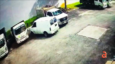 captado en camara el robo de equipos para instalar cesped artificial de una compania en miami