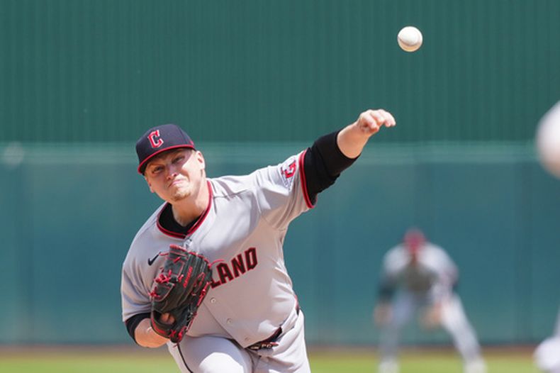 El lanzador de los Guardianes de Cleveland, Parker Messick, realiza un lanzamiento durante la primera entrada de un partido de béisbol contra los Atléticos, el domingo 3 de mayo de 2026, en West Sacramento, California. (AP Foto/Alan Greth)