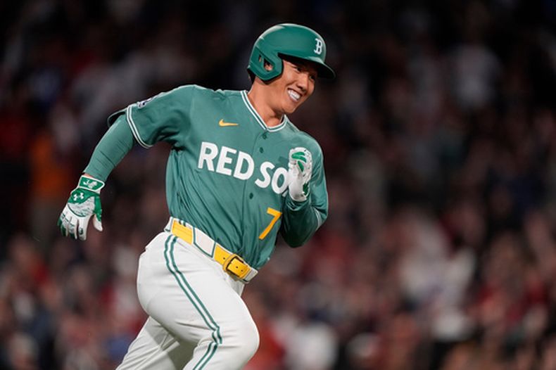 Masataka Yoshida, de los Medias Rojas de Boston, sonríe tras conectar un sencillo que definió el duelo del viernes 17 de abril de 2026, ante los Tigres de Detroit en 10 innings (AP Foto/Robert F. Bukaty)