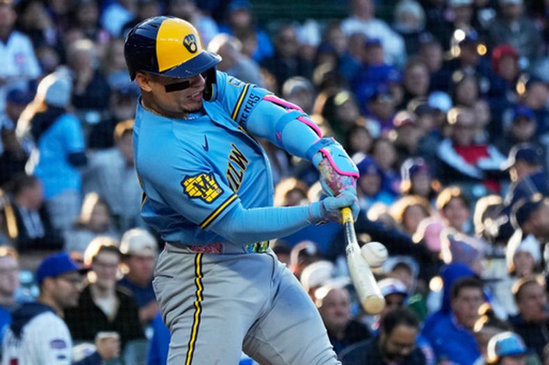 William Contreras, de los Cerveceros de Milwaukee, conecta un sencillo durante la primera entrada del juego de béisbol de Grandes Ligas contra los Cachorros de Chicago, el miércoles 20 de mayo de 2026. (AP Foto/Nam Y. Huh)