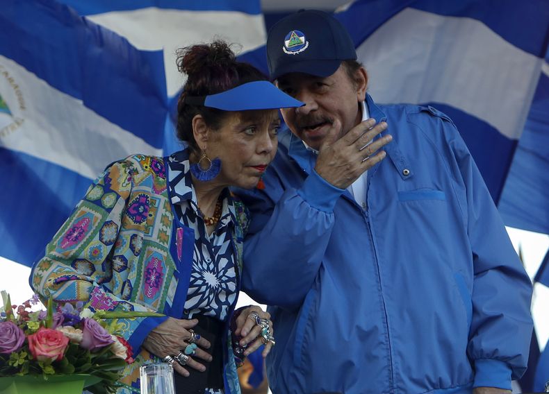 ARCHIVO – El presidente de Nicaragua, Daniel Ortega, y su esposa y vicepresidenta, Rosario Murillo, asisten a un mitin en Managua, Nicaragua, el 5 de septiembre de 2018. (AP Foto/Alfredo Zuniga, Archivo)