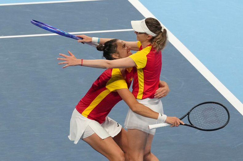 Las españolas Cristina Bucsa y Sara Sorribes Tormo celebra la victoria ante las kazajas Anna Danilina y Zhibek Kulambayeva en los cuartos de final de la Copa Billie Jean King, el miércoles 23 de septiembre de 2026, en Shenzhen, China. (AP Foto/Andy Wong)