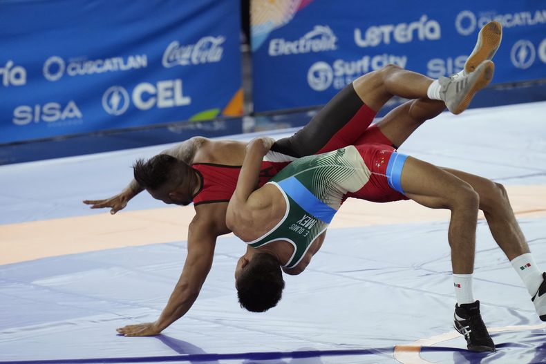 El mexicano Edsson Olmos combate con el nicaragüense Alberto Mendieta en la categoría de 67 kilogramos de la lucha grecorromana en los Juegos Centroamericanos y del Caribe, el jueves 29 de juniio de 2023, en San Salvador (AP Foto/Arnulfo Franco)