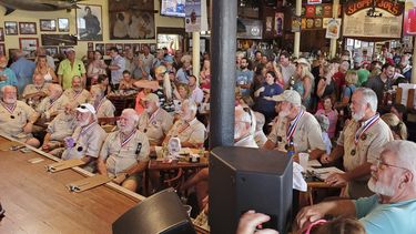 Ganadores anteriores del concurso de imitadores de Ernest Hemingway se preparan para juzgar el concurso 2024 en Sloppy Joes Bar en Key West, Florida, el jueves 18 de julio de 2024. (Foto AP/David Fischer)