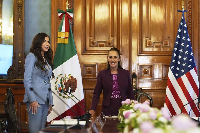 La secretaria estadounidense de Seguridad Nacional, Kristi Noem, a la izquierda, a su llegada al encuentro con la presidenta mexicana, Claudia Sheinbaum, en el Palacio Nacional en Ciudad de México, el viernes 28 de marzo de 2025. (AP Foto/Alex Brandon)