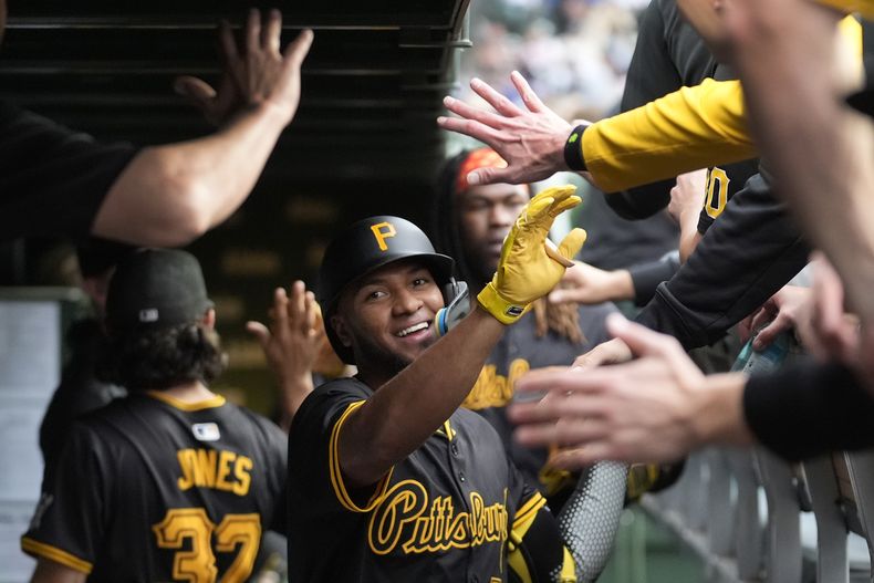 El venezolano Edward Olivares, de los Piratas de Pittsburgh, festeja en la cueva luego de conseguir un jonrón de dos carreras ante los Cachorros de Chicago, el jueves 16 de mayo de 2024 (AP Foto/Charles Rex Arbogast)