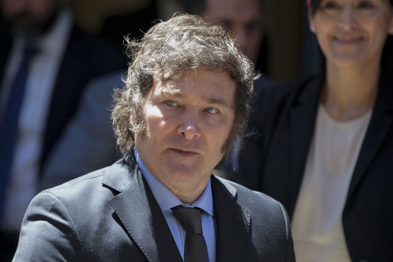 ARCHIVO - El presidente argentino, Javier Milei, sale del museo del Holocausto tras asistir a una ceremonia por el Día Internacional en Memoria de las Víctimas del Holocausto en Buenos Aires, Argentina, el viernes 26 de enero de 2024. Una corte de apelaciones declaró el martes 30 de enero de 2024 la inconstitucionalidad de una reforma laboral que Milei había impulsado por decreto a fines del año pasado, desatando la ira de las principales centrales sindicales. (AP Foto/Natacha Pisarenko, Archivo)