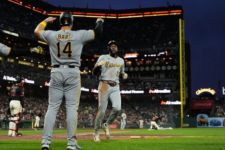 Oneil Cruz (15), de los Piratas de Pittsburgh, anota contra los Gigantes de San Francisco tras un triple de Brandon Lowe durante la séptima entrada de un partido de béisbol, el sábado 9 de mayo de 2026, en San Francisco. (Foto AP/Godofredo A. Vásquez)