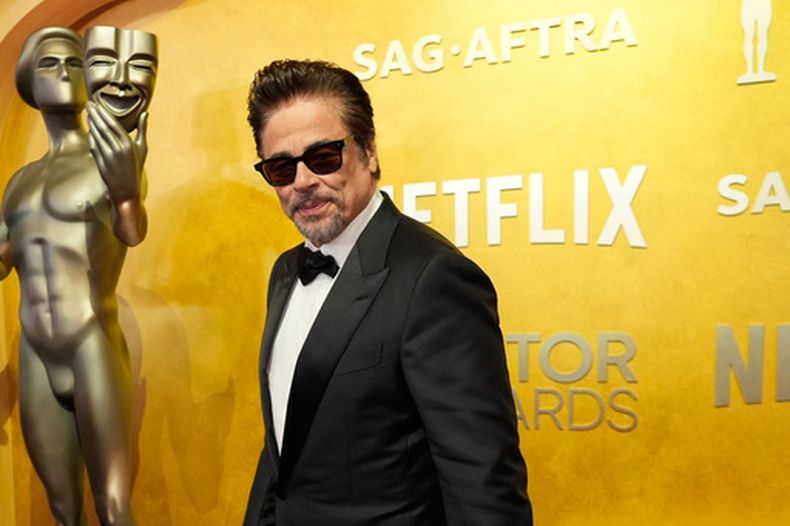 Benicio Del Toro llega a la 32.ª edición de los Premios Anuales al Actor el domingo 1 de marzo de 2026, en el Auditorio Shrine y Expo Hall de Los Ángeles. (Foto AP/Chris Pizzello)