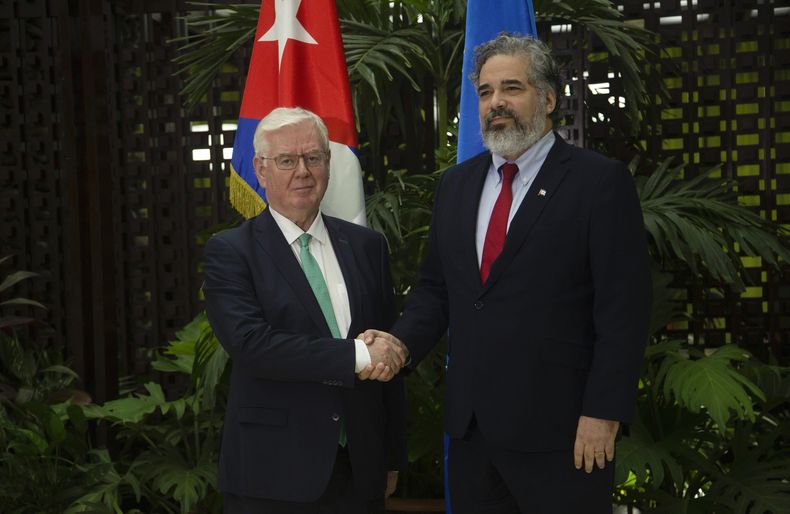 Eamon Gilmore, representante especial de la UE para los Derechos Humanos, a la izquierda, y Rodolfo Benítez, director de asuntos multilaterales y derecho internacional del Ministerio de Asuntos Exteriores cubano, posan para una fotografía dándose la mano durante el IV Diálogo Político sobre Derechos Humanos entre Cuba y la Unión Europea en La Habana, Cuba, el viernes 24 de noviembre de 2023. (AP Foto/Ismael Francisco)