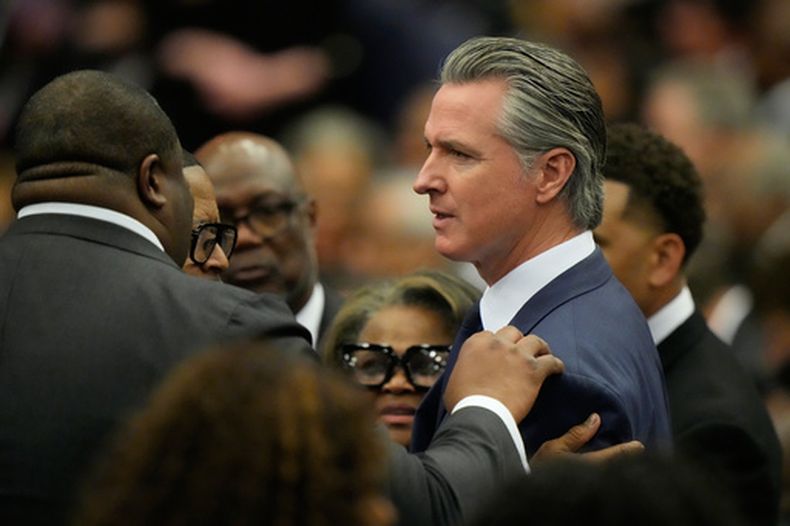 El gobernador de California, Gavin Newsom, llega al servicio fúnebre del reverendo Jesse Jackson en la Casa de la Esperanza, el viernes 6 de marzo de 2026, en Chicago. (AP Foto/Nam Y. Huh)