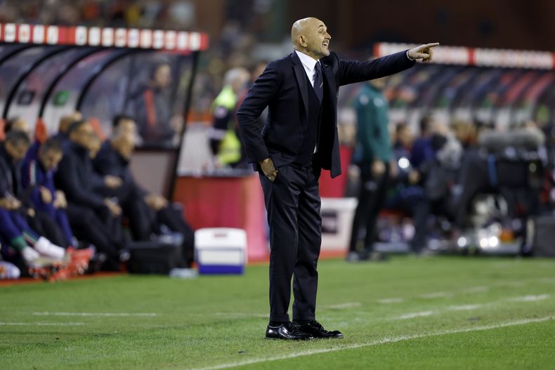 ARCHIVO - Luciano Spalletti, técnico de Italia, da indicaciones durante un partido de la Liga de Naciones ante Bélgica, el 14 de noviembre de 2024 en Bruselas (AP Photo/Omar Havana, archivo)