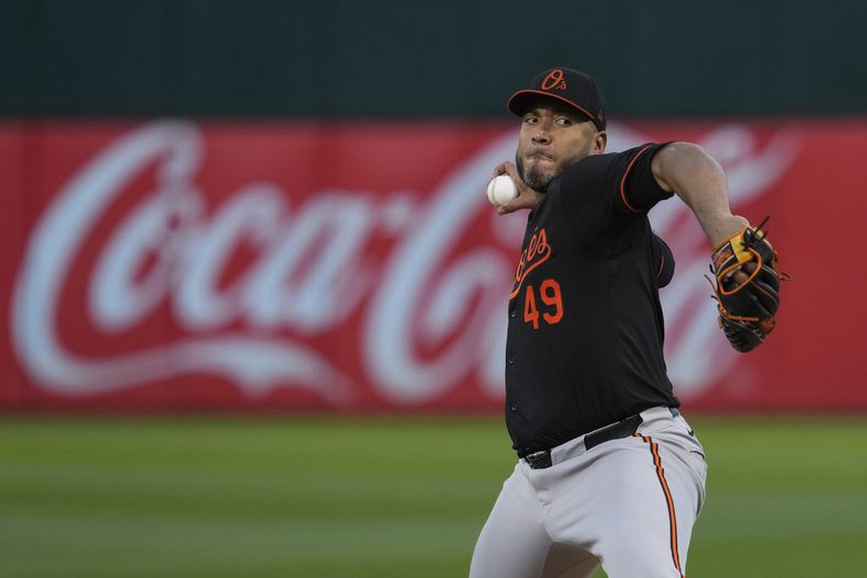 El venezolano Albert Suárez, de los Orioles de Baltimore, lanza en el juego del viernes 5 de julio de 2024, ante los Atléticos de Oakland (AP Foto/Godofredo A. Vásquez)