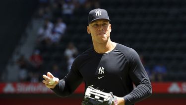 El jardinero central de los Yanquis de Nueva York Aaron Judge realiza un calentamiento antes del juego ante los Rangers de Texas el domingo 30 de abril del 2023. (AP Foto/Richard W. Rodriguez)
