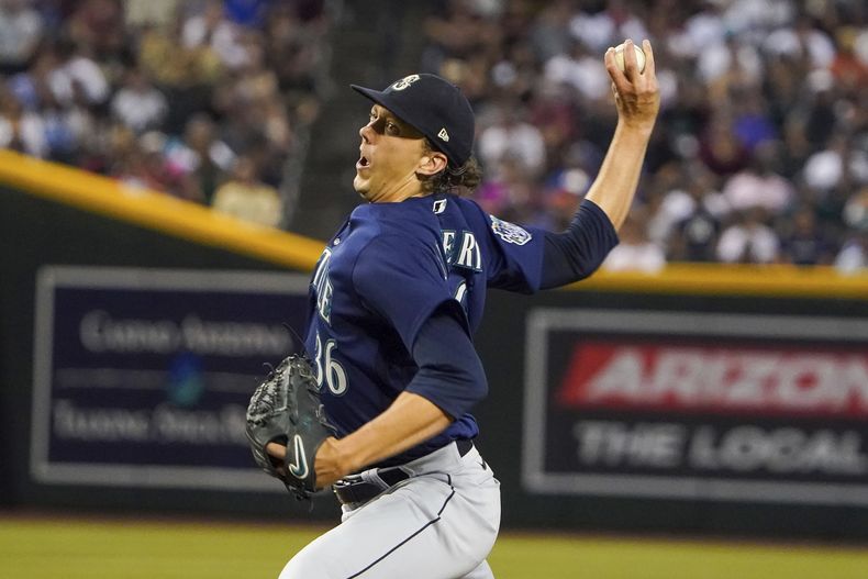 Logan Gilbert, de los Marineros de Seattle, lanza en el duelo del viernes 28 de julio de 2023 ante los Diamondbacks de Arizona (AP Foto/Darryl Webb)