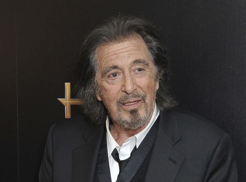 ARCHIVO - Al Pacino, ganador del premio mejor actor de reparto por The Irishman, posa tras bambalinas en la 23a entrega anual de los Premios de Cine de Hollywood en Beverly Hills, California, el 3 de noviembre de 2019. Un representante de Al Pacino confirma que el actor de 83 años y Noor Alfallah de 29 años esperan un bebé. (Foto Richard Shotwell/Invision/AP, archivo)