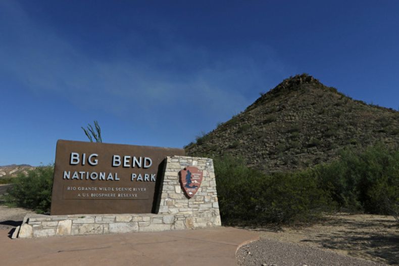 Un letrero a la entrada del Parque Nacional Big Bend cerca de Maverick Junction, Texas, el 24 de mayo del 2019. (Jacob Ford/Odessa American via AP)