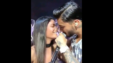 ¡lo volvio a hacer! maluma besa a una fan en la boca en medio de su concierto