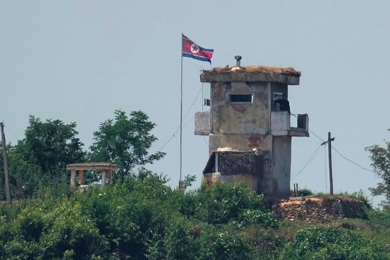 ARCHIVO - Un soldado de pie en un puesto militar norcoreano con la bandera de su país, visto desde Paju, Corea del Sur, el 26 de junio de 2024. (AP Foto/Lee Jin-man, Archivo)
