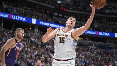 El pívot serbio Nikola Jokic, de los Nuggets de Denver, alcanza un rebote frente a Jock Landale, de los Suns de Phoenix, en el encuentro de playoffs disputado el martes 9 de mayo de 2023 (AP Foto/David Zalubowski)