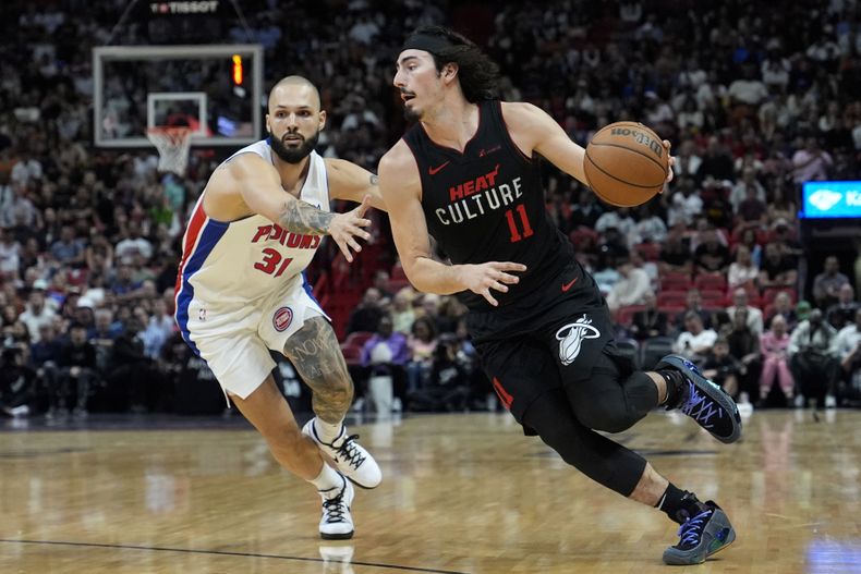 El mexicano Jaime Jáquez Jr., del Heat de Miami, avanza frente a Evan Fournier, de los Pistons de Detroit, el martes 5 de marzo de 2024 (AP Foto/Lynne Sladky)
