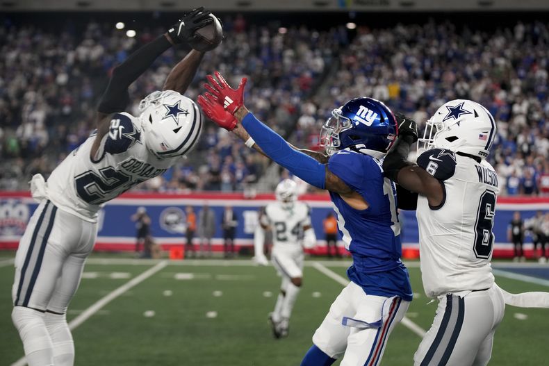 Amani Oruwariye, cornerback de los Cowboys de Dallas, intercepta un pase dirigido a Isaiah Hodgins, receptor de los giants de Nueva York, el jueves 26 de septiembre de 2024 (AP Photo/Bryan Woolston)