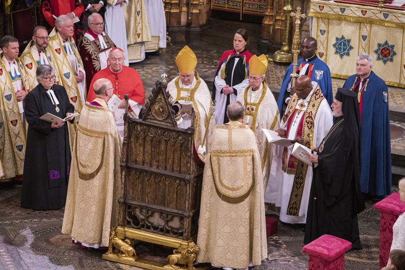 El rey Carlos III de Gran Bretaña sentado en la Silla de Coronación bajo la cual está la Piedra del Destino durante su coronación, en la Abadía de Westminster, en Londres, el sábado 6 de mayo de 2023. (Gary Calton/Pool Photo vía AP)