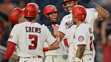 James Wood, de los Nacionales de Washington, es felicitado en el plato por sus compañeros de equipo después de batear un grand slam durante la quinta entrada del juego de béisbol de Grandes Ligas contra los Astros de Houston, el lunes 6 de julio de 2026, en Washington. (AP Foto/John McDonnell)