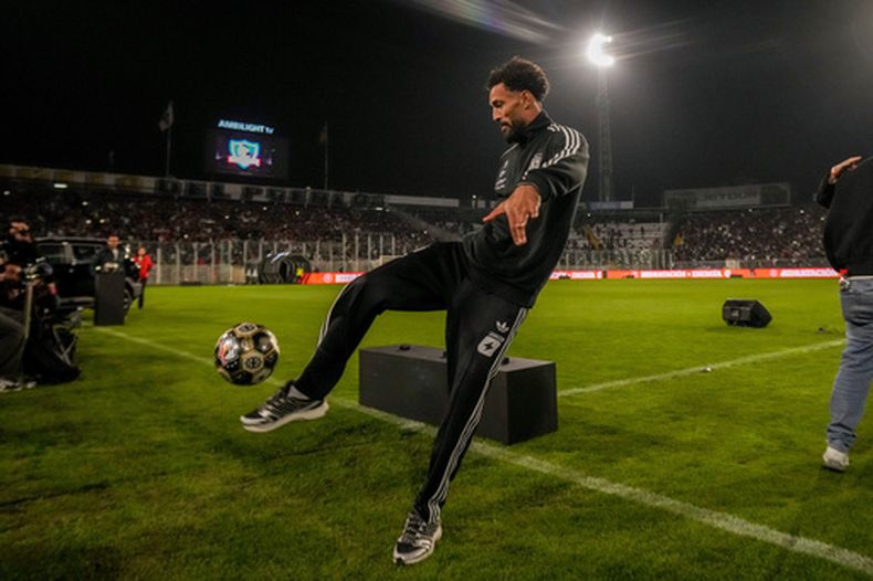 Vozinha, arquero caboverdiano de Colo Colo, patea un balón durante su presentación en Santiago, el miércoles 5 de agosto de 2024 (AP Foto/Esteban Félix)