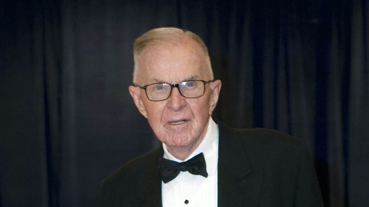 Muere el presentador conservador John McLaughlin