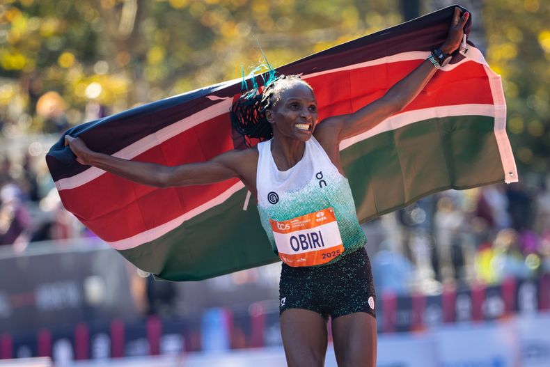 Hellen Obiri celebra tas ganar la carrera femenina del Maratón de Nueva York el domingo dos de noviembre del 2025. (AP Foto/Angelina Katsanis)